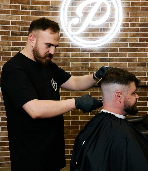 7Oy8ZXV0 Barber cutting mans hair